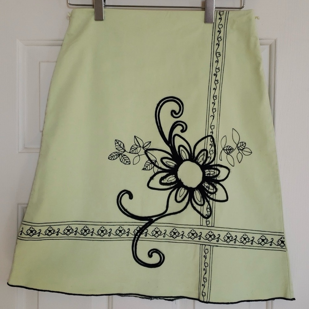 HEART SOUL VINTAGE Embroidered Floral A-Line Skirt, Green, Black Embroidery, EUC